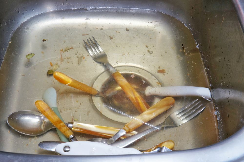 https://www.serviceoneac.com/images/blog/clogged-sink-silverware.jpg